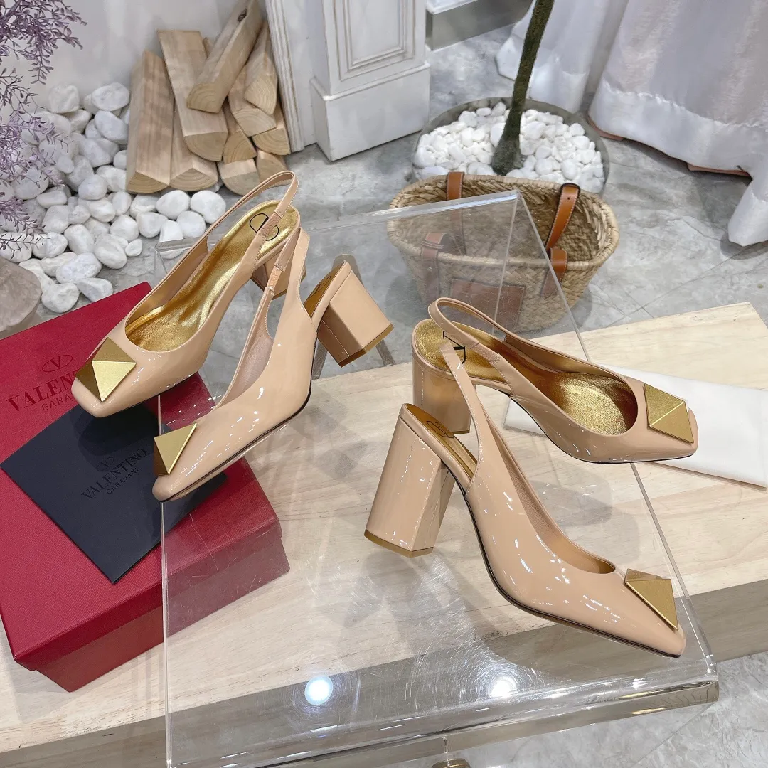 👟👟Ex-factory price 440👟👟 Genuine leather sole +40 Valentino Valentino 2023 spring and summer new product [Pyramid] large spike shoes are new☑️ ———————————— Valentino Garavani’s classic “Roman Stud” series debuts in a new interpretation! The latest golden big rivet element is full of high-end sense! Extremely fashionable ~ Upper: Original custom-made cow patent leather Lining: Original high-gloss imported sheepskin lining Outsole: Italian genuine leather Outsole: Wear-resistant rubber sole Size: 34-42 (34 and 42 are custom-made and non-refundable) Heel height: [8.5cm] - [6cm] (2 heel height options)